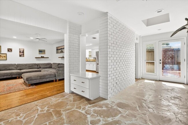 Building Photo - 722 Brock Dr