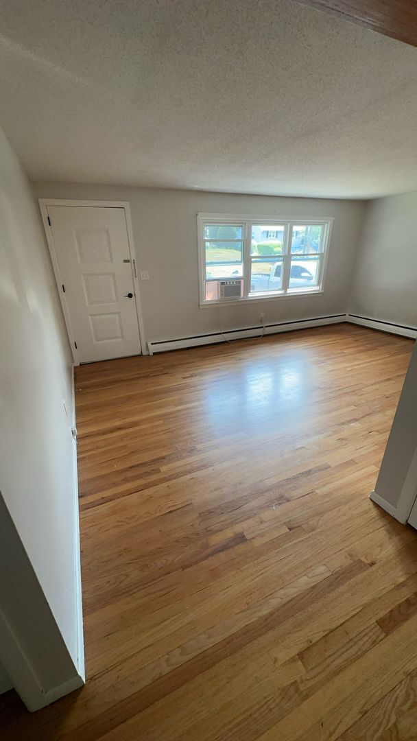 Building Photo - Quaint Single Family in Mystic!