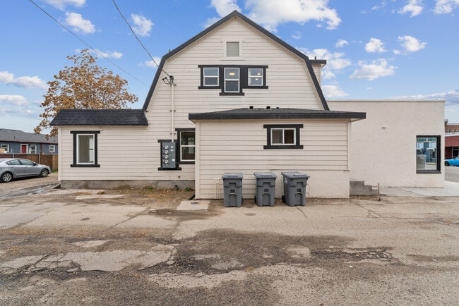 Building Photo - 913 1/2