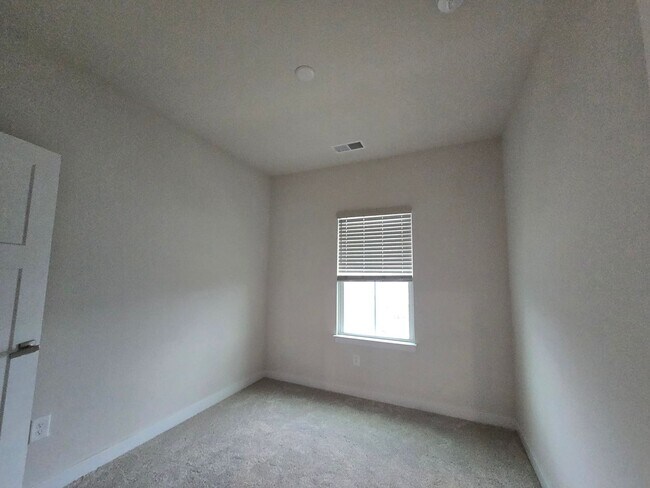 Building Photo - 4 Bed, 3.5 Bath Townhome Located just minutes from the VA/NC Line