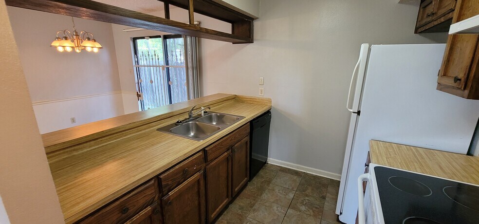 Kitchen Sink/ Countertop - 1748 Port Dr