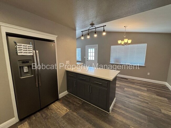 Building Photo - 2066 Southridge Ct