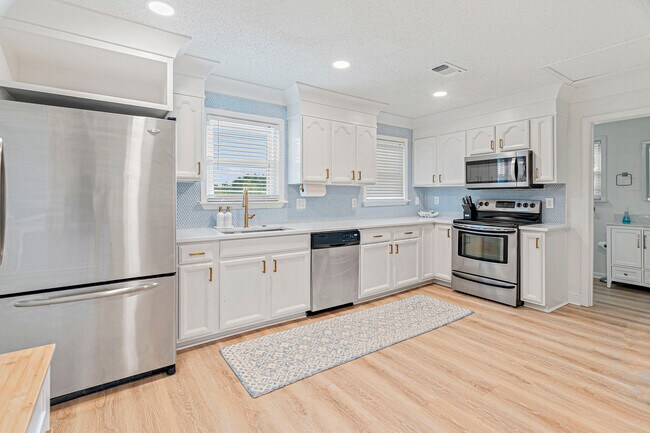 Building Photo - 806 Deer Dr