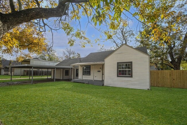 Building Photo - 214 E 1st St