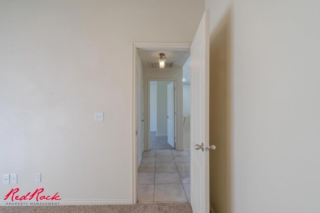 Building Photo - Fresh Carpet! Spacious 5-Bedroom Townhome