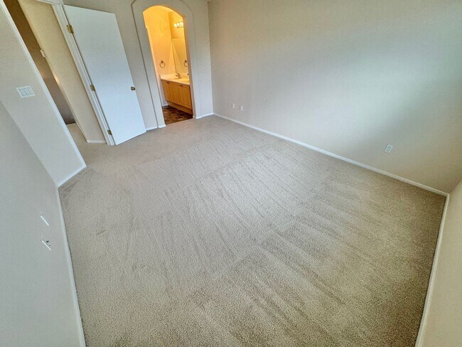 Building Photo - ***SUPER SPRING SPECIAL!!!  -$500 OFF FIRST MONTHS RENT IF MOVED IN 2 WEEKS!!*** COMFORTABLE 2-BE...