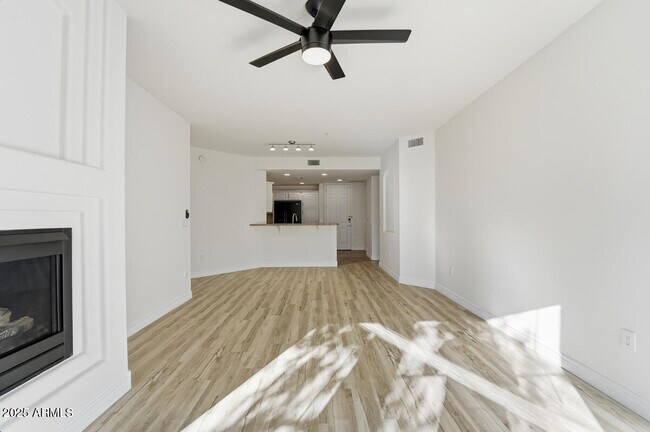 Building Photo - 5350 E Deer Valley Dr