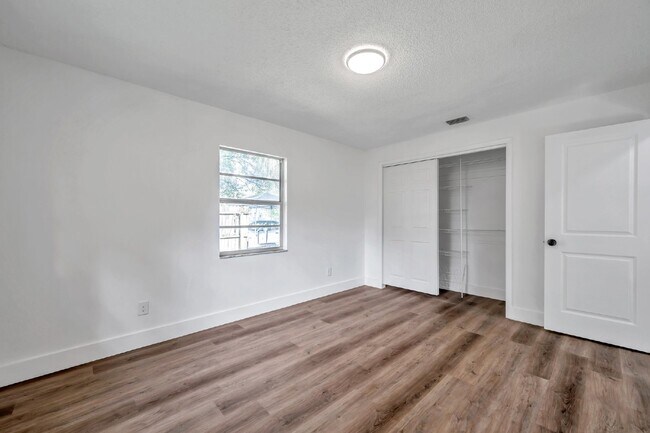 Building Photo - BEAUTIFULLY RENOVATED 2 BEDROOM, 1 BATH HO...