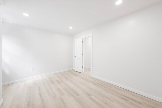 Building Photo - 600 67th St