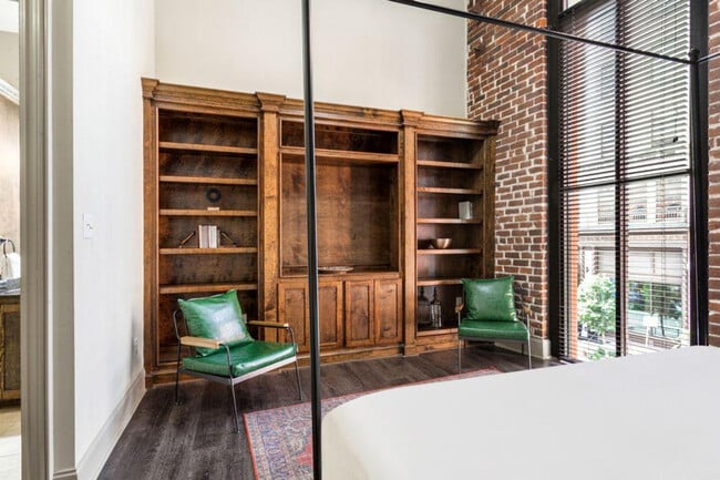 Building Photo - 828 Gravier St