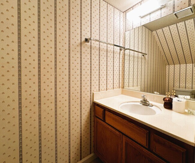 Building Photo - 180 Park Place Dr