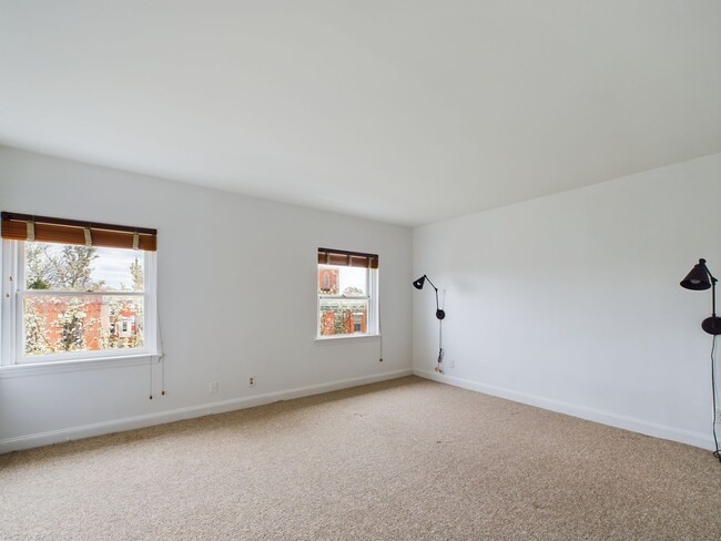 Building Photo - Fairmount 2 bed/1bath Bi-Level on Green St...