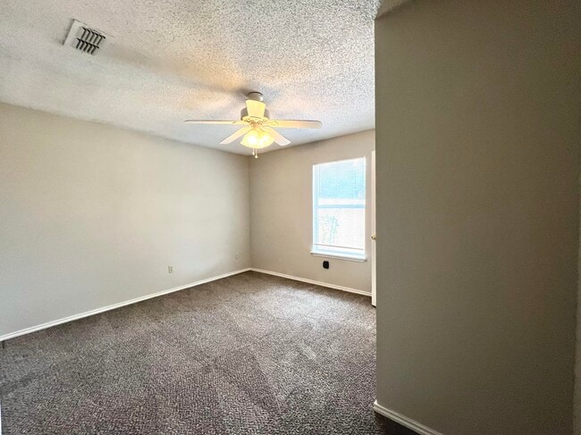 Building Photo - 5908 10th Dr