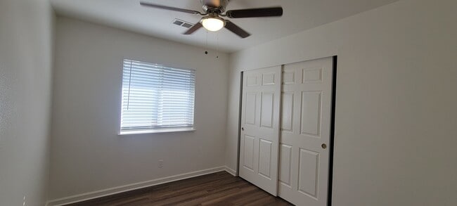 Building Photo - Great Shasta Lake Home in Country Setting, New LVP Flooring