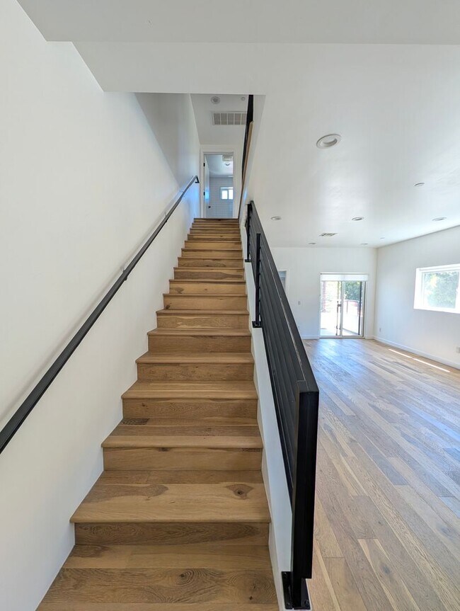 Building Photo - 4260 Laurel Canyon Blvd