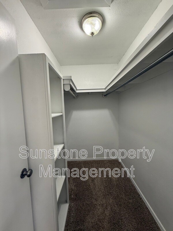 Building Photo - 5117 S Lions Ave