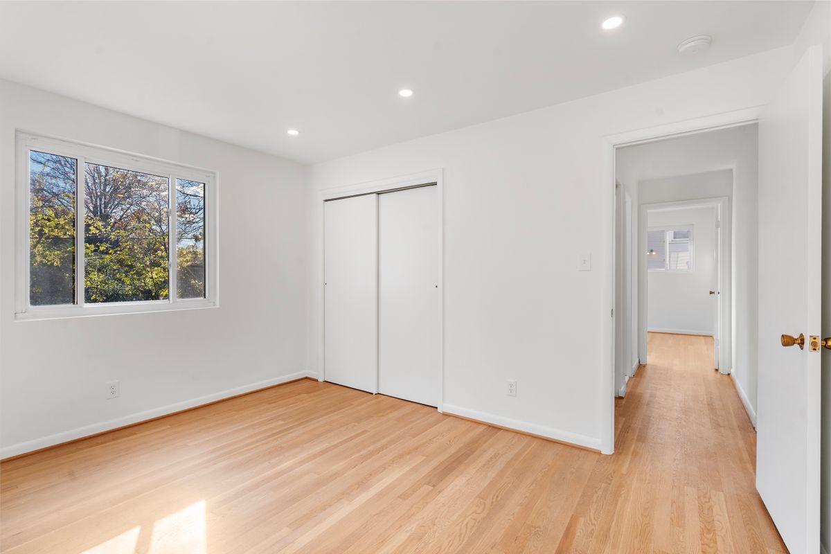 Building Photo - 618 19th St S