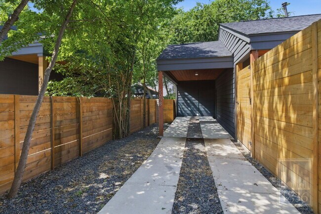 Building Photo - 505 Thelma Dr