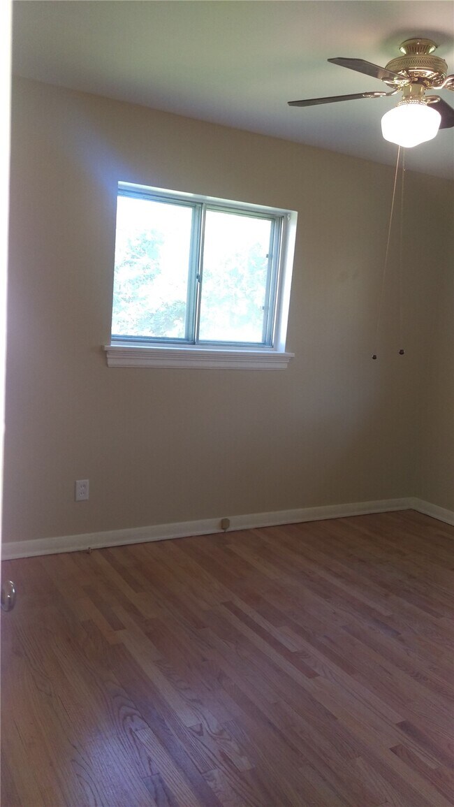 Building Photo - 18 Country Squire Ct