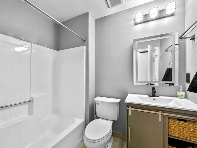 Building Photo - Beautiful 4-Bedroom Home with Modern Ameni...