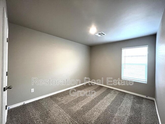 Building Photo - 2717 Dennis Dr