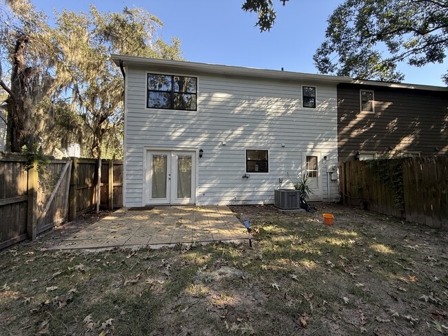 Building Photo - 151 Holland Park Cir