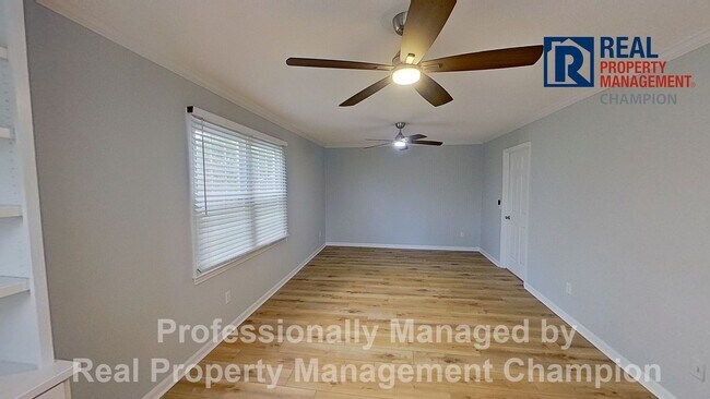 Building Photo - Charming Home Backing up to Arrowhead Park...