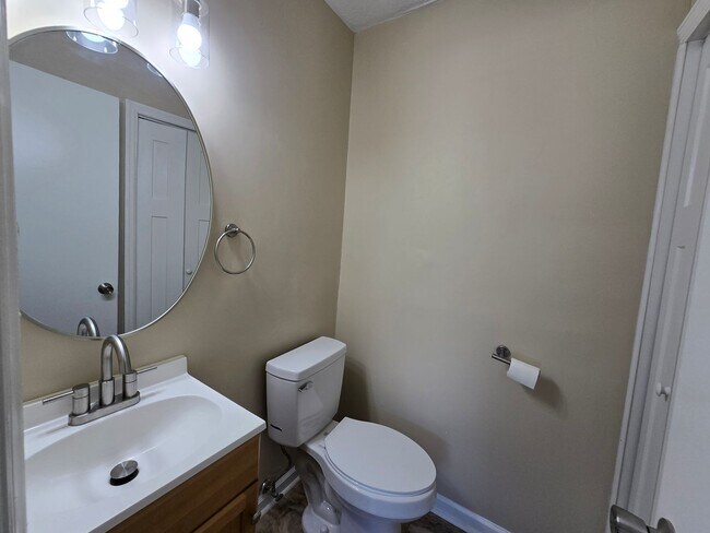 Building Photo - 5523 Livingston Dr