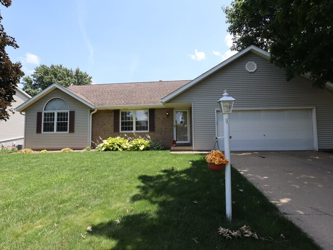 Building Photo - NEW PRICE - GREAT HOME - Single Family Home in Germantown Hills with Pool 3 BR / 4BA