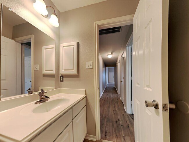 Building Photo - 2343 Village Leaf Dr