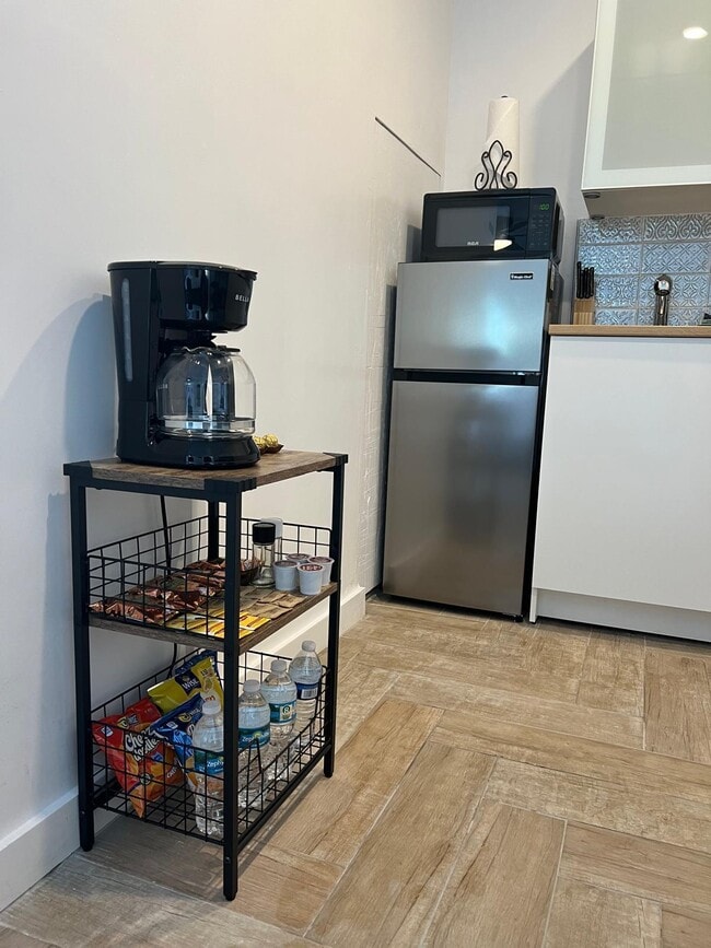 Building Photo - 1211 NE 15th Ave