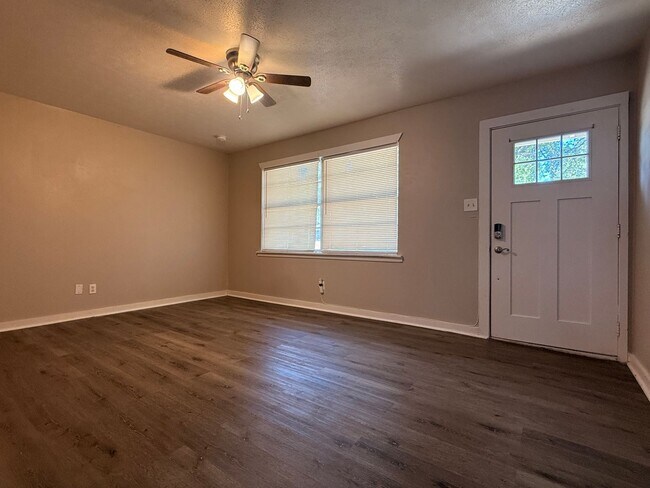 Building Photo - 810 Glencrest Ln