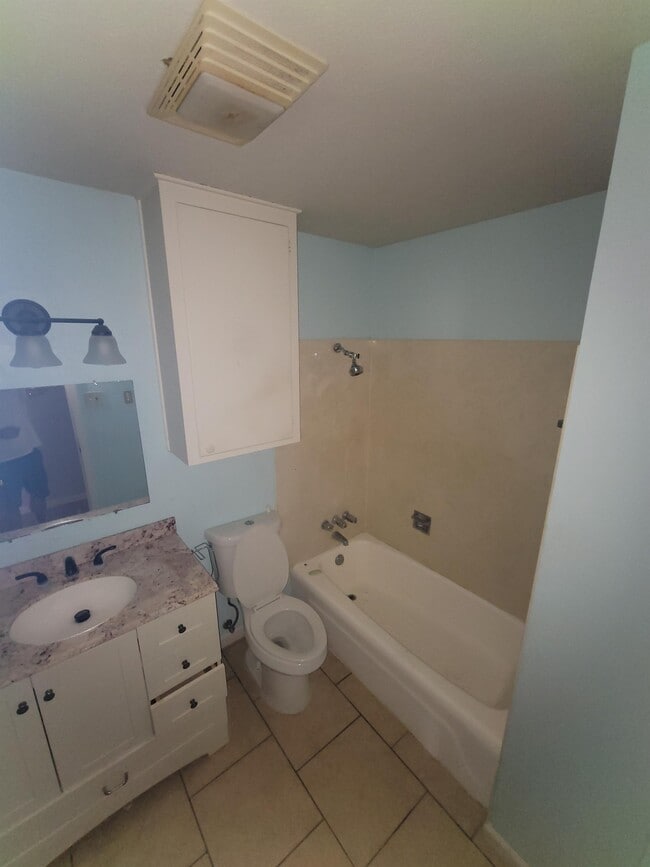 Building Photo - 6084 W Roundbunch Rd