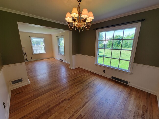 Building Photo - Large 4 bed, 1.5 bath, Over 2,000 square feet.