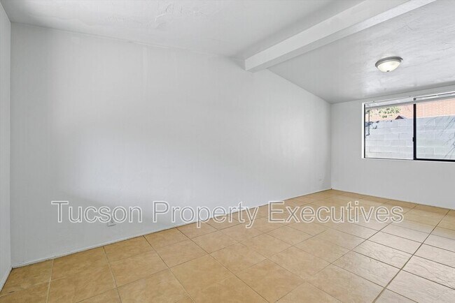 Building Photo - 1662 N Beverly Ave