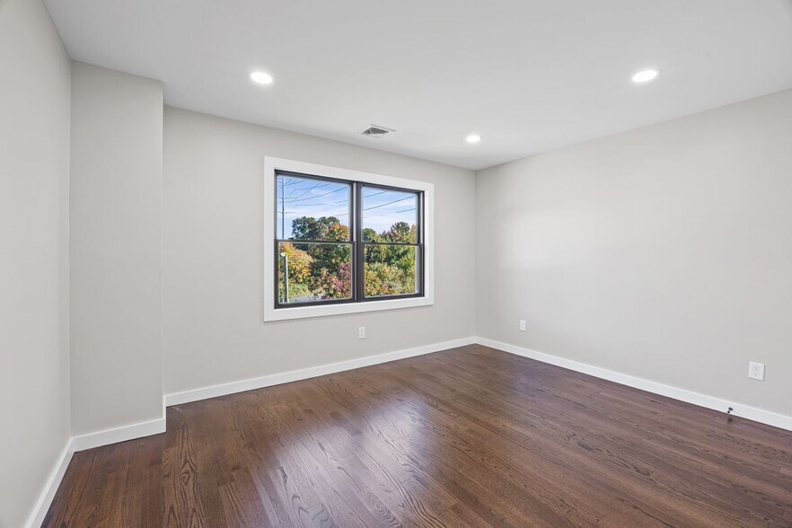 Building Photo - 42 Lamport Ave