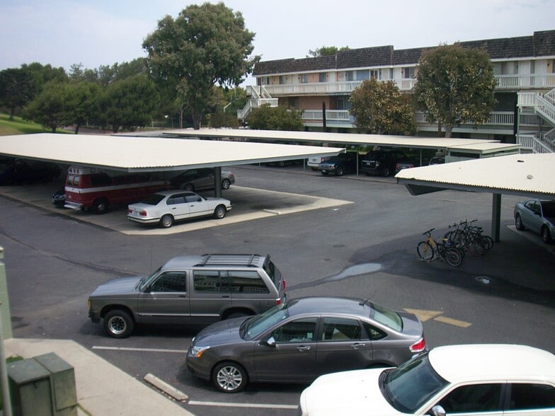 Parking - 380 E Surfside Dr