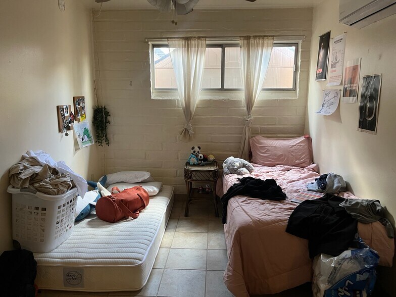 Building Photo - 1703 E 13th St