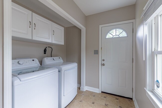 Building Photo - Spacious home located in a great neighborhood!