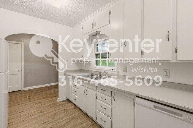 Building Photo - 915 N Harding Ave