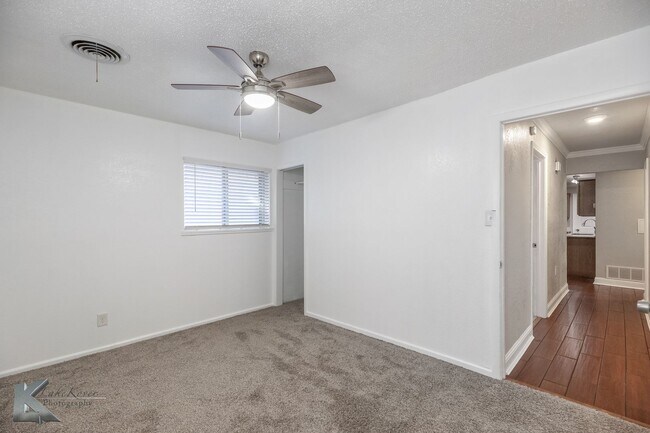 Building Photo - 3 bed, 1.5 bath, XL living room, XL garage...