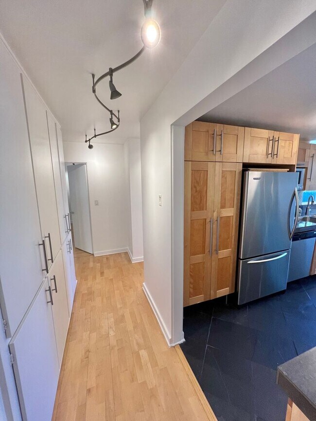 Building Photo - Modern 2 bedroom Gem Near Bixby Park | Private Balcony & Secured Parking