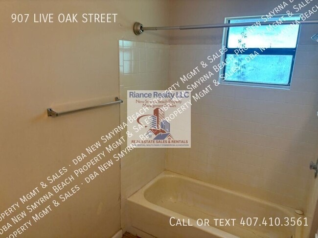 Building Photo - 907 Live Oak St