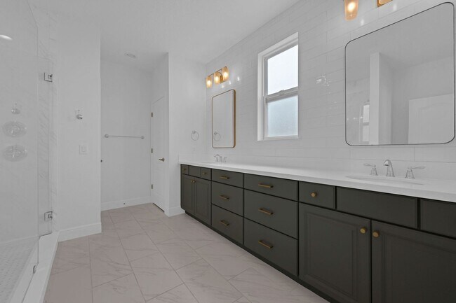 Building Photo - Gorgeous 4 bedroom/3.5 bath estate home fo...