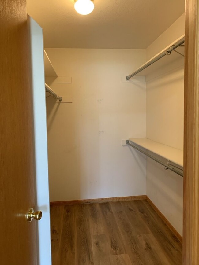 Building Photo - STUDENTS WELCOME! 3 Bed, 2 Bath Duplex in ...