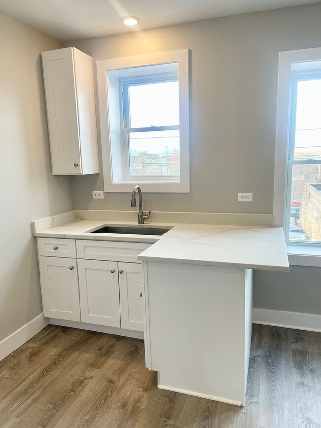 Building Photo - 722 N Austin Blvd