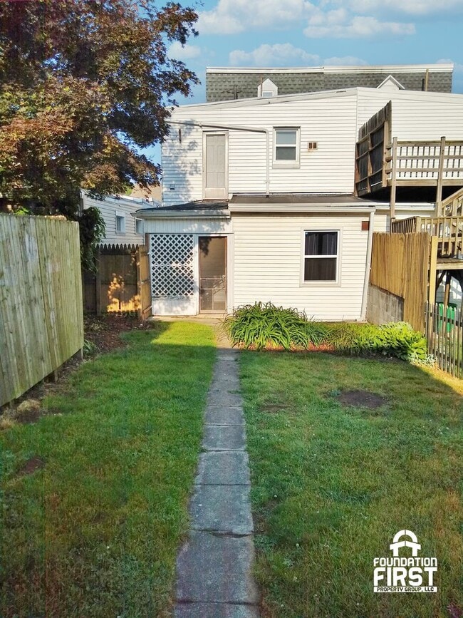 Building Photo - 5 Bed / 2 Bath Single Family Duplex
