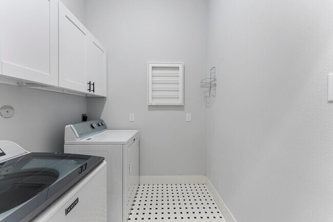 Building Photo - 113 Coronado St