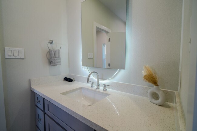 Building Photo - Modern Comfort in a Prime Location