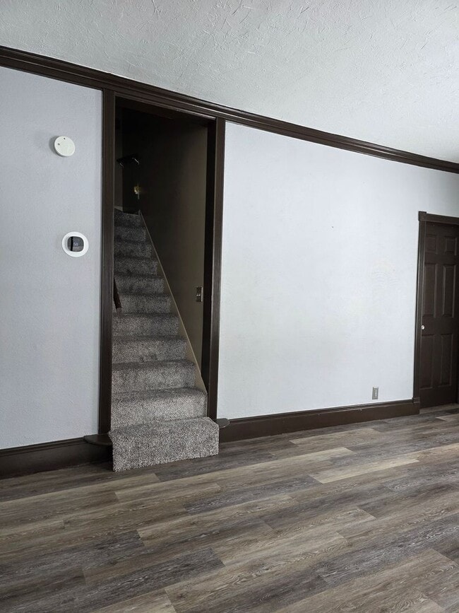 Building Photo - Small Town Home with Lots of Room